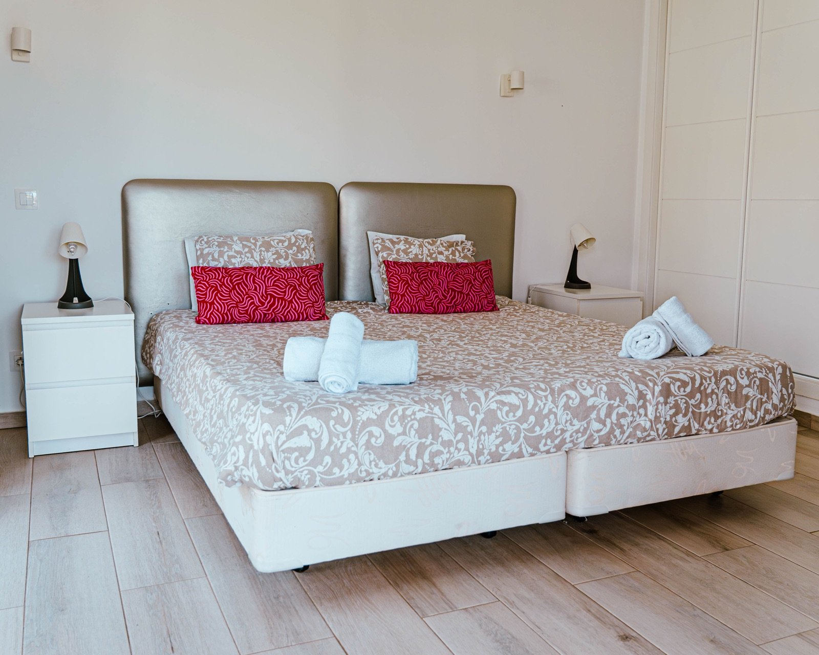 Quarto Luz de Tavira com cama de casal e almofadas vermelhas