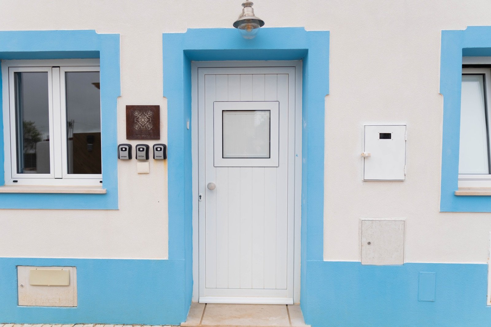 Fachada da Casa Porto com porta e molduras em azul